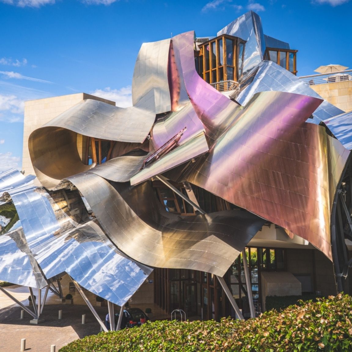 <p>西班牙馬洛依丹古葡萄酒莊園是品鑑葡萄美酒的絕佳地點。其擁有獨特的建築風格，由弗蘭克·蓋瑞設計，以現代與傳統相融合，猶如一座藝術品。品味美酒，欣賞美景，使您的西班牙之旅更為難忘。</p>
